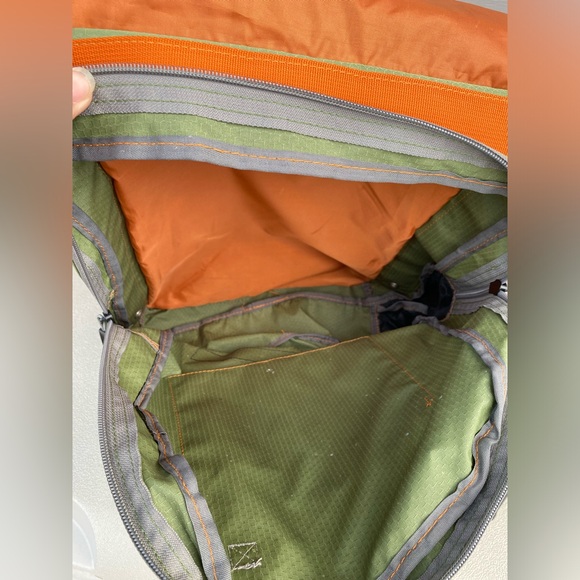 High Sierra one shoulder backpack - Picture 4 of 12